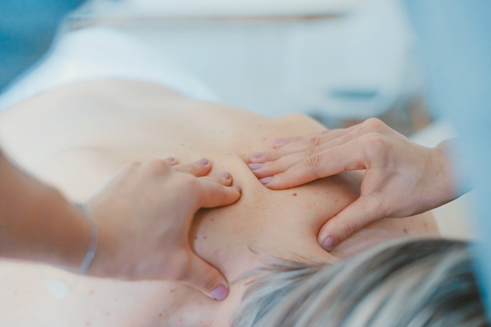 Atendimento de fisioterapia manual no Alinhar Studio